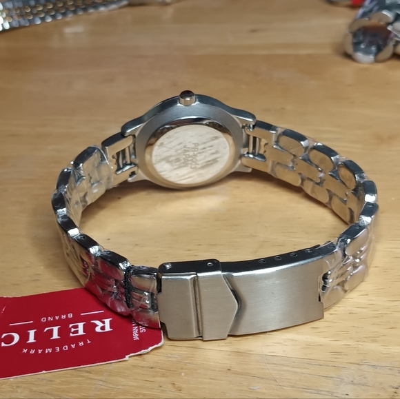 X Relic ladies Quartz. Gray dial, 3 hand movement. SS back and bracelet 26.5 - Picture 7 of 11